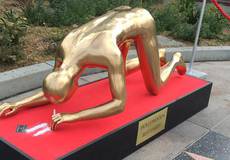 В Лос-Анджелесе поставили статую «Оскару» на кокаине