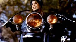 Кадр из фильма "Девушка на мотоцикле" - 1