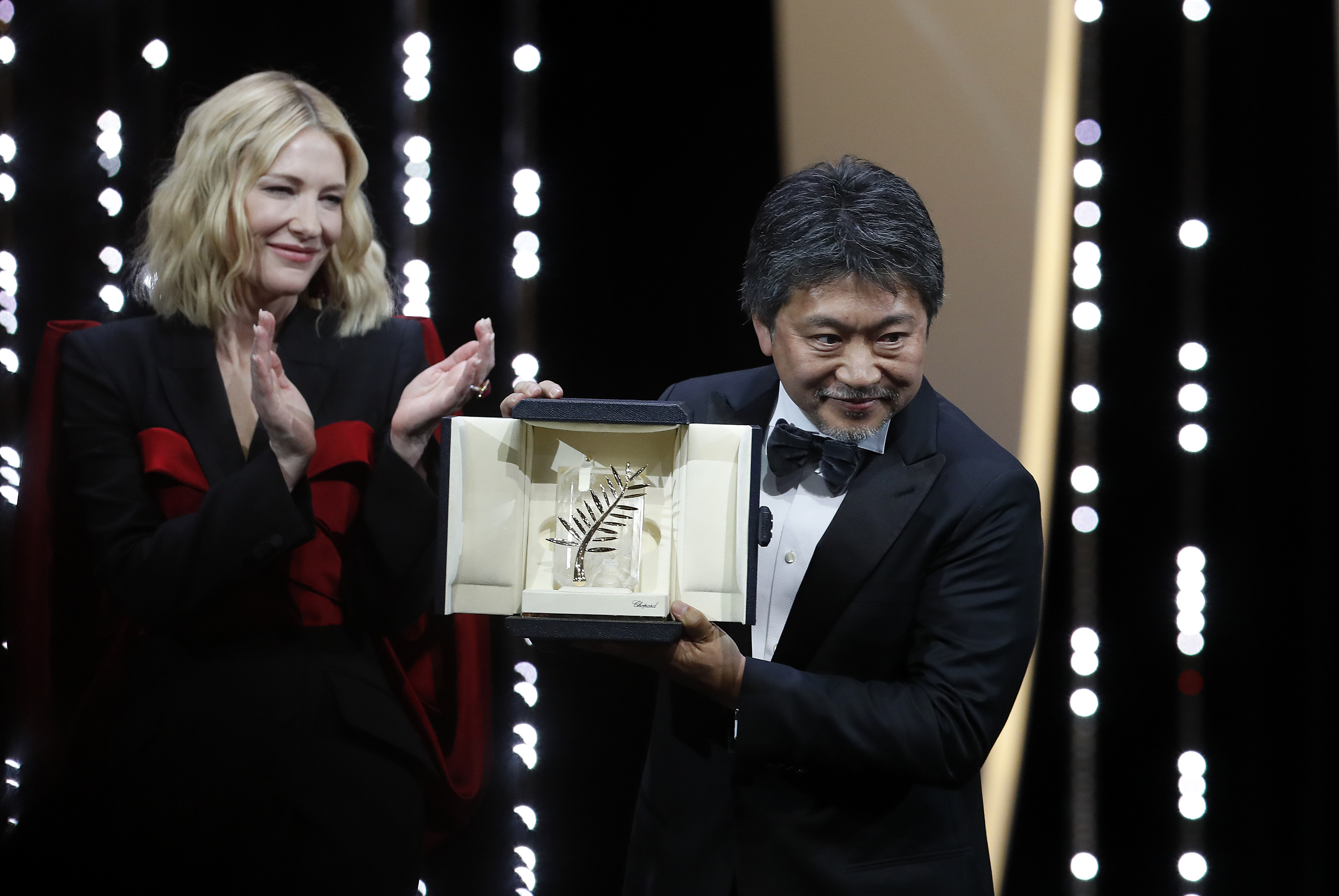 Кейт Бланшетт вручает "Золотую пальмовую ветвь" японскому режиссеру Хирокадзу Корееде 