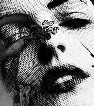 Готическая фотосессия Энн Хэтэуэй