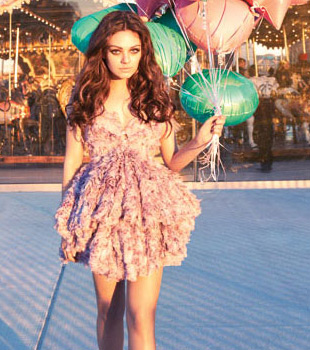 Мила Кунис в парке развлечений