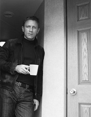 Смешок, чаёк и невесомость: фото из-за кулис бондианы