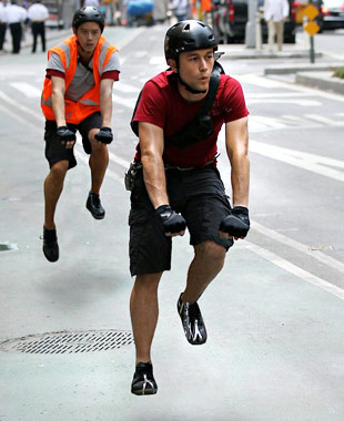 Знаменитости на невидимых велосипедах