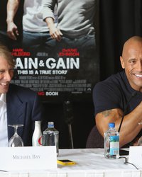 <p class="MsoNormal">Режиссер Майкл Бэй и Дуэйн &laquo;Скала&raquo; Джонсон</p>