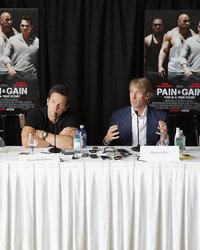 <p class="MsoNormal">Энтони Маки, Марк Уолберг, Майкл Бэй и Дуэйн &laquo;Скала&raquo; Джонсон</p>