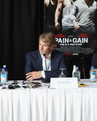 <p class="MsoNormal">Марк Уолберг и ожидающие шутку Майкл Бэй и Дуэйн Джонсон</p>