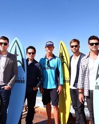 <p class="MsoNormal">Закари Куинто, Джей Джей Абрамс, сёрфингист-спасатель Дин &laquo;Дино&raquo; Глэдстоун, Крис Пайн и Карл Урбан</p>