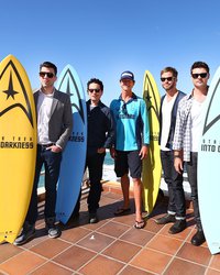 <p class="MsoNormal">Закари Куинто, Джей Джей Абрамс, сёрфингист-спасатель Дин &laquo;Дино&raquo; Глэдстоун, Крис Пайн и Карл Урбан</p>