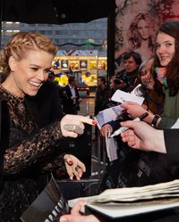 <p class="MsoNormal" style="margin-bottom: 12.0pt;"><span style="font-size: 11.0pt; font-family: 'Calibri','sans-serif'; mso-bidi-font-family: 'Times New Roman';">Элис Ив</span></p>