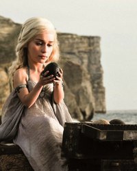 <p class="MsoNormal">Эмилия Кларк в образе Дейенерис из&nbsp;&laquo;Игры престолов&raquo;</p>