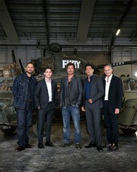 <p>Актеры фильма "Ярость" (премьера - 30 октября) Брэд Питт, Логан Лерман, Джон Бернтал и режиссер Дэвид Эйр посетили Британский музей танков.</p>