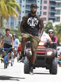 <p>Баскетболист Джеймс Леброн</p>