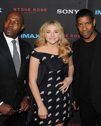 <p>Режиссер Антуан Фукуа, Хлоя Морец и Дензел Вашингтон</p>