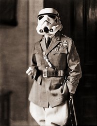 <p>Штурмовик в образе американского генерала Дугласа Макартура в 1930 году</p>