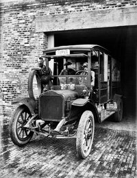 <p>Капитан Америка за рулем молоковоза в 1921 году.</p>