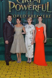 <p class="MsoNormal">Джеймс Франко, Мила Кунис, Мишель Уильямс и Рейчел Вайс</p>