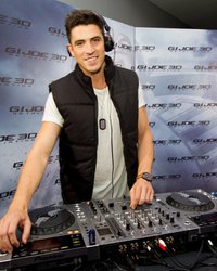 <p class="MsoNormal">Диск-жокей на премьере</p>