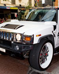 <p class="MsoNormal">Звезды едут на премьеру</p>