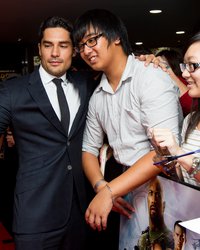 <p class="MsoNormal">Ди Джей Котрона фотографируется с поклонниками</p>