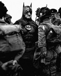 <p>Бэтмен и американские десантники перед высадкой в Нормандии</p>