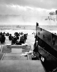 <p>Машины-уокеры из &laquo;Звездных войн&raquo; и высадка американских солдат в Нормандии, 1944</p>