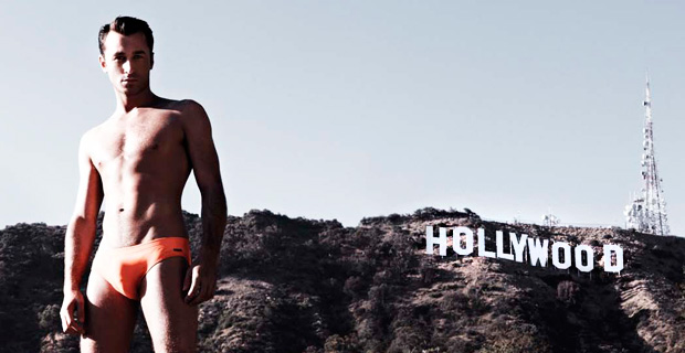 Айқайлап, жылайды Кросс-киіммен әйелдік