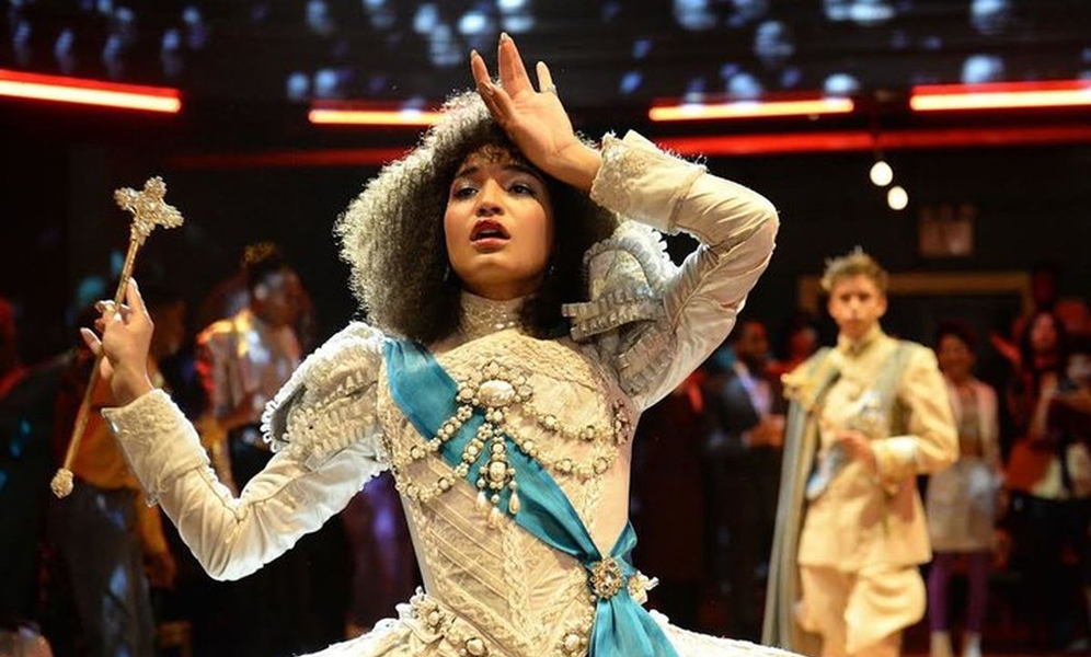 кадр из сериала "Поза"