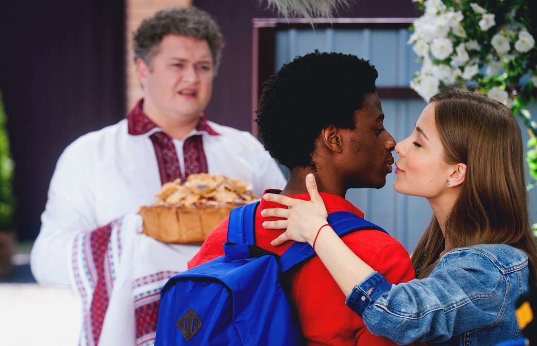 кадр из фильма "Скажене весілля"