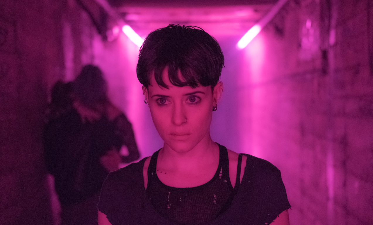 Клэр Фой в фильме «Девушка, которая застряла в паутине»