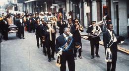 Кадр из фильма "Живи и дай умереть" - 2