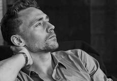 Том Хиддлстон стал кантри-певцом