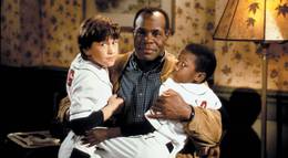 Кадр из фильма "Ангелы у кромки поля" - 2