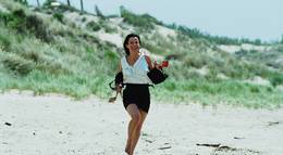 Кадр из фильма "По ту сторону кровати" - 2