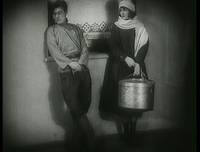 Кадр Девушка с коробкой