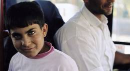 Кадр из фильма "Издалека" - 1