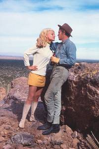 Кадр Банда в мини-юбках