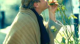 Кадр из фильма "За красной дверью" - 1