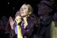 Кадр Она его обожает