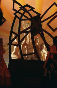 Кадр Миссис Хендерсон представляет