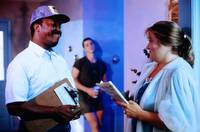 Кадр Розали идет за покупками