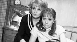 Кадр из фильма "Старшая сестра" - 1