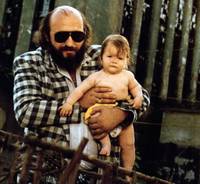 Кадр Горилла купается в полдень