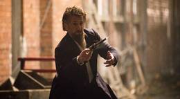 Кадр из фильма "Профессор и безумец" - 2