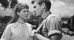 Кадр из фильма "К востоку от рая" - 2