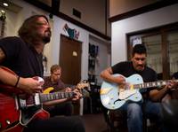 Кадр Foo Fighters: Назад и обратно