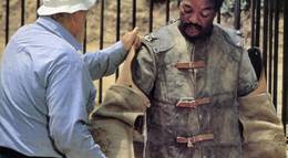 Кадр из фильма "Белая собака" - 1