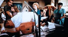 Кадр из фильма "Легкие деньги" - 1