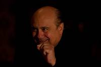 Кадр Девушка входит в бар