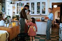 Кадр Рука, качающая колыбель