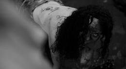 Кадр из фильма "Человеческая многоножка 2" - 1